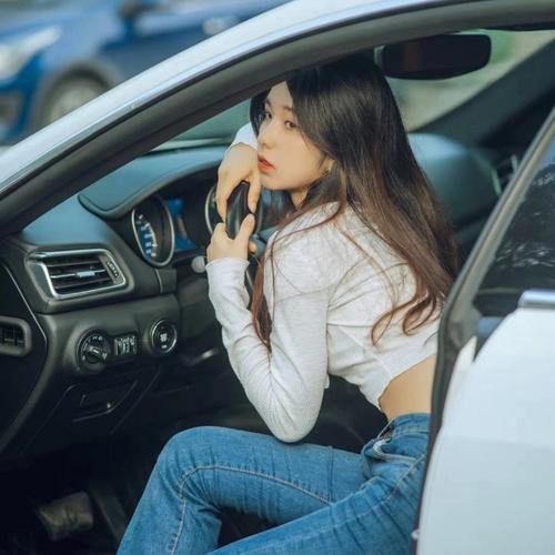 2025年网上最火的女生头像图片