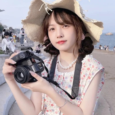 女生简约时尚真人头像