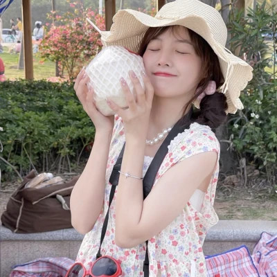 女生简约时尚真人头像