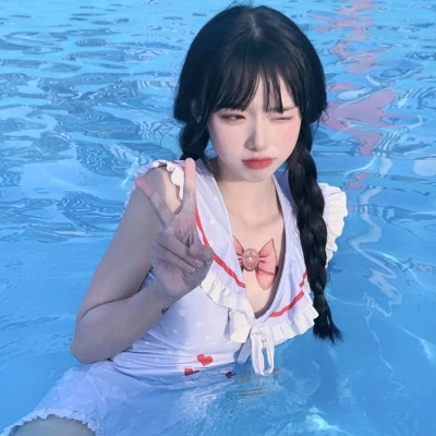 女生简约时尚真人头像