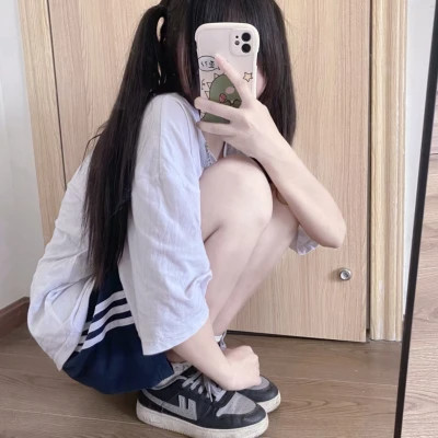 女生简约时尚真人头像