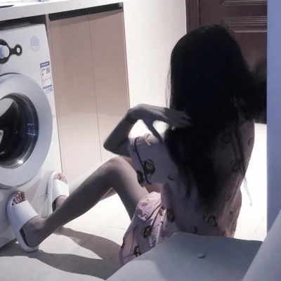 女生简约时尚真人头像