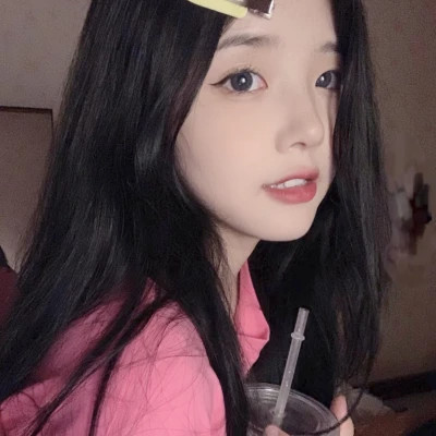 女生简约时尚真人头像