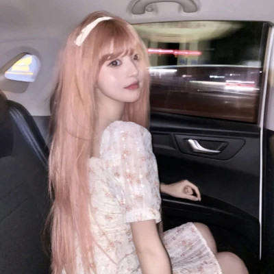 女生简约时尚真人头像