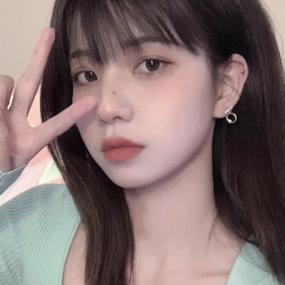 女生简约时尚真人头像
