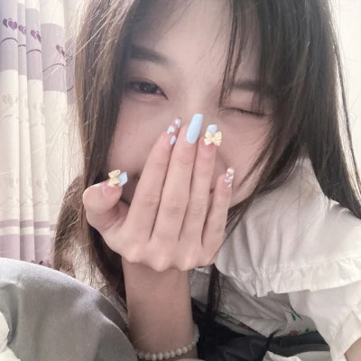 女生简约时尚真人头像