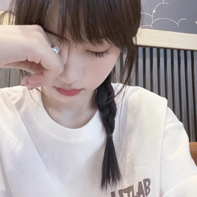 女生简约时尚真人头像