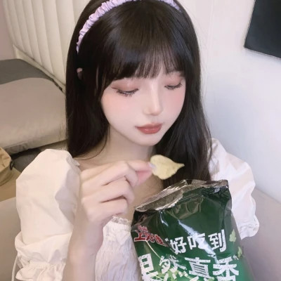 女生简约时尚真人头像