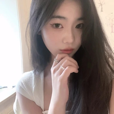 女生简约时尚真人头像