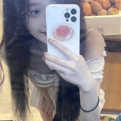 女生简约时尚真人头像