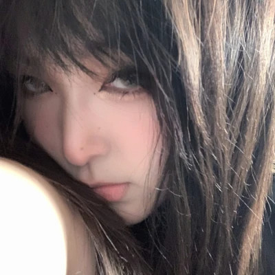 女生简约时尚真人头像