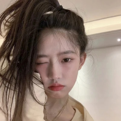 女生简约时尚真人头像