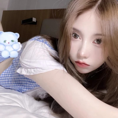 女生简约时尚真人头像