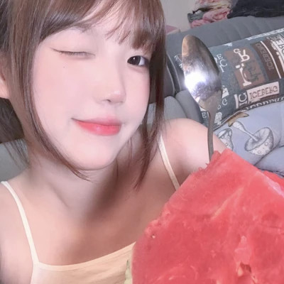 女生简约时尚真人头像