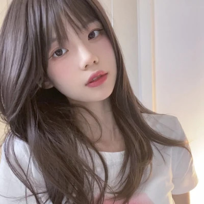 女生简约时尚真人头像
