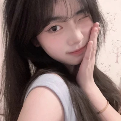 女生简约时尚真人头像