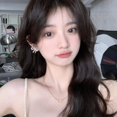 女生简约时尚真人头像