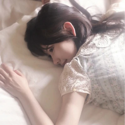 女生简约时尚真人头像