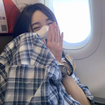 女生简约时尚真人头像