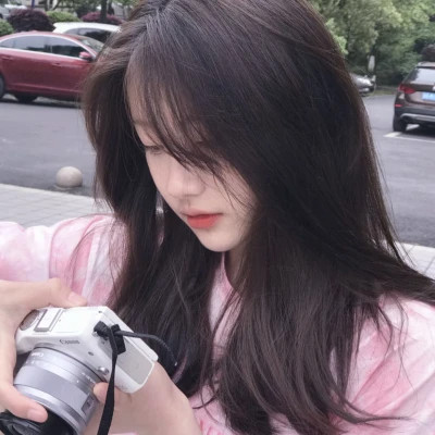 女生简约时尚真人头像