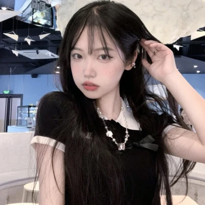 女生简约时尚真人头像