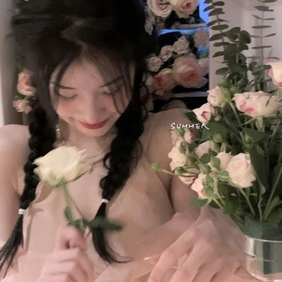 女生简约时尚真人头像