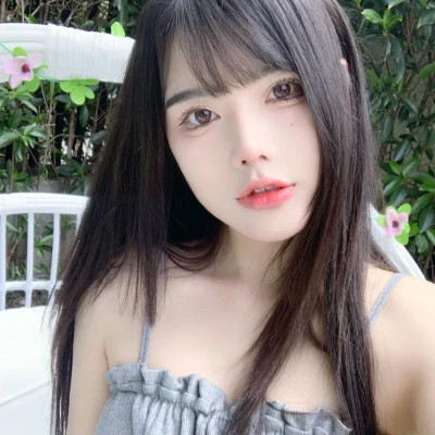 女生简约时尚真人头像