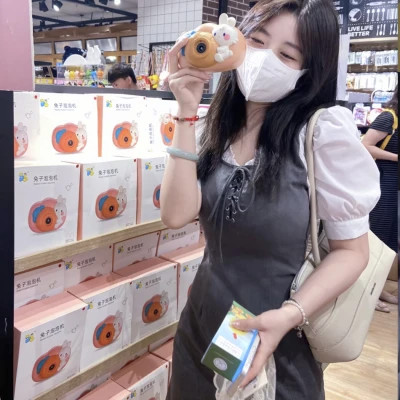 女生简约时尚真人头像