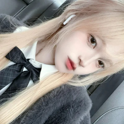 女生简约时尚真人头像