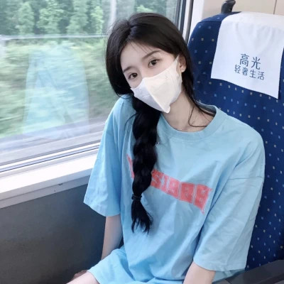 女生简约时尚真人头像