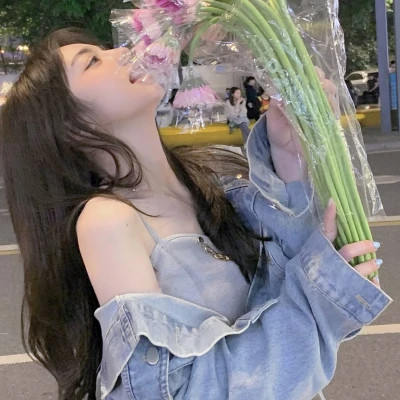 女生简约时尚真人头像