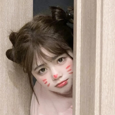 女生简约时尚真人头像