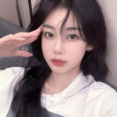 女生简约时尚真人头像