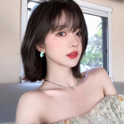 女生简约时尚真人头像