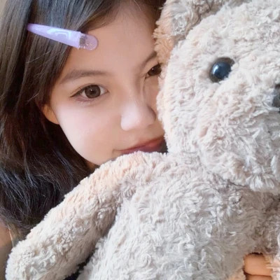 女生简约时尚真人头像