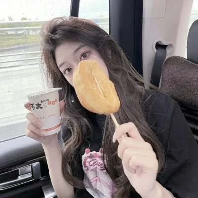 女生简约时尚真人头像