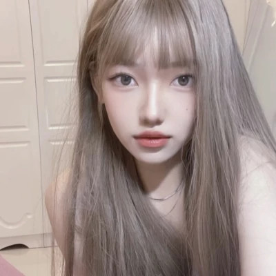女生简约时尚真人头像