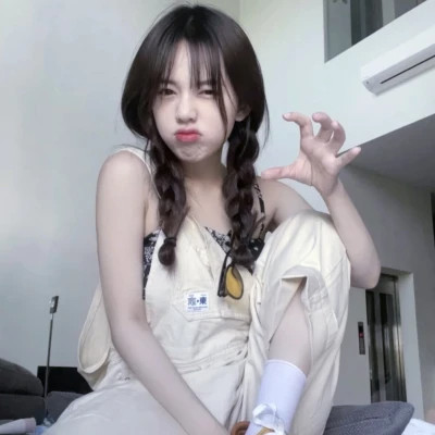 女生简约时尚真人头像