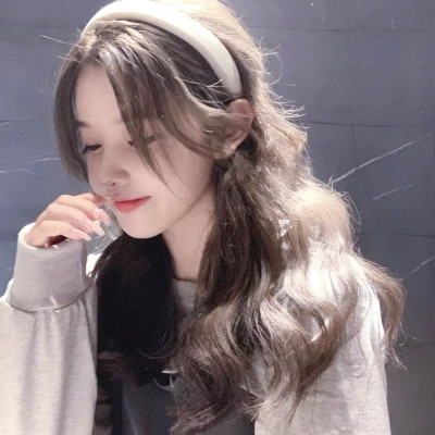 女生简约时尚真人头像