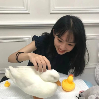 真人头像女自然真实