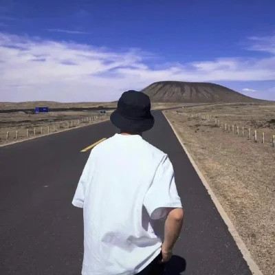 高级感十足的氛围感男生头像