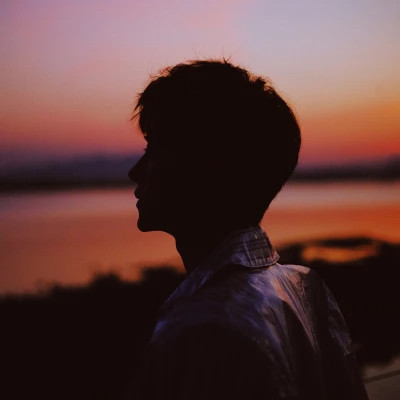 最新潮流2025年男生头像图片
