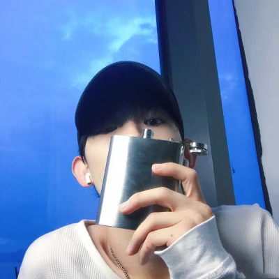 最新潮流2025年男生头像图片