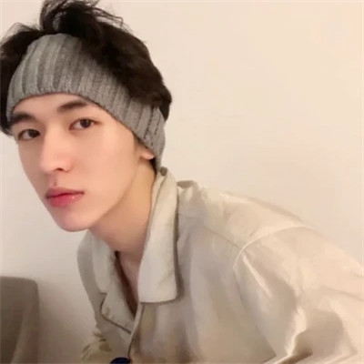 最新潮流2025年男生头像图片