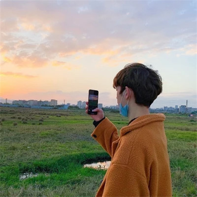 最新潮流2025年男生头像图片