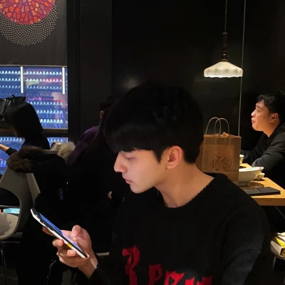 最新2025年男生头像高清大图