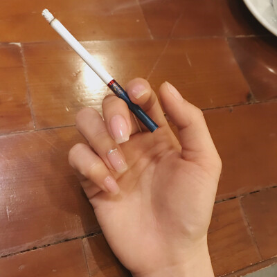 不良少女抽烟头像图片