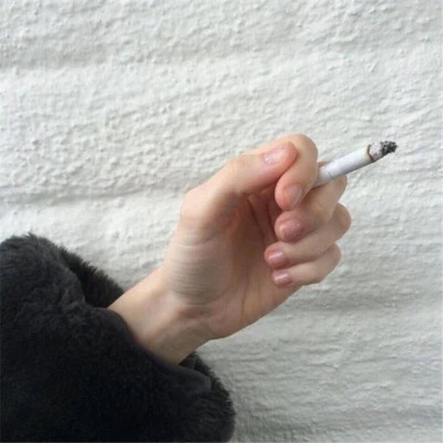 不良少女抽烟头像图片