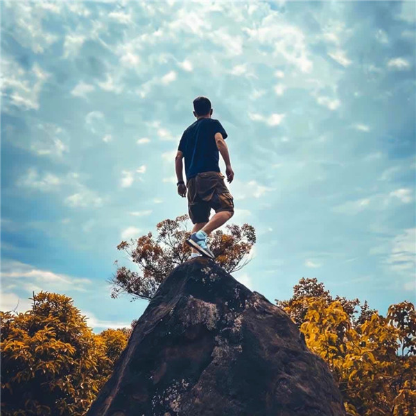 远离世俗孤独感拉满的男头图片