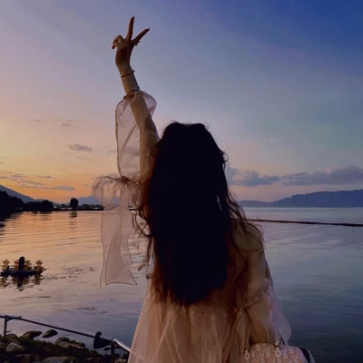 超美女生头像2025最新版背影